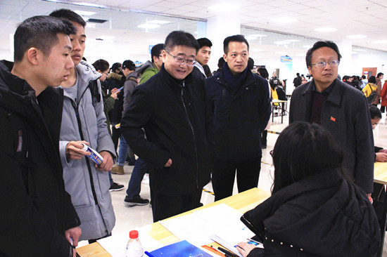 青海師范大學舉行2018屆畢業(yè)生首場大型雙選會