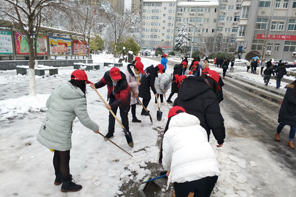 漢江師范學(xué)院數(shù)千名師生志愿者除校園積雪添靚麗風(fēng)景