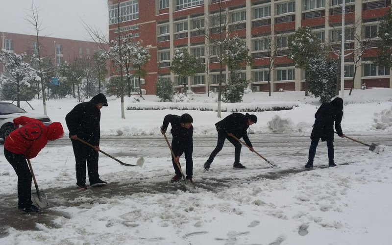 淮南師范學(xué)院召開(kāi)抗雪防災(zāi)工作會(huì)議，加強(qiáng)校園安全工作