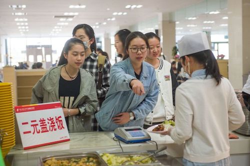 2元蓋澆飯后勤服務(wù)團(tuán)隊(duì)：飄香十余載，暖心不漲價(jià)