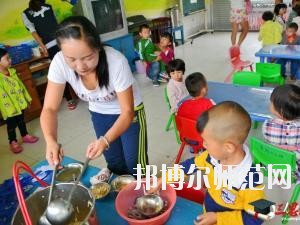 遵義2020年幼師學(xué)校有哪些科目?我們知道幼師專業(yè)是屬于一個學(xué)習(xí)內(nèi)容比較多的專業(yè)，因為是小朋友的啟蒙階段，同學(xué)們自己在報讀本專業(yè)的時候很多的同學(xué)都不知道到底是學(xué)一些什么?于是都來問道小編，小編就來給大家說一下關(guān)于學(xué)?？颇康氖虑榕?。  幼師學(xué)校學(xué)習(xí)專業(yè)課程 1、幼兒教育學(xué)  了解現(xiàn)代教育、幼兒教育的新觀念、新思想、新信息，結(jié)合我國幼兒教育改革中的新問題、新情況，將理論的闡述和幼兒教育實踐中的問題結(jié)合起來，進行具體分析和指導(dǎo)。  2、幼兒心理學(xué)  了解幼兒的認知和言語發(fā)展的特點和規(guī)律、幼兒的情緒、個性與社會性發(fā)展的關(guān)系及幼兒的活動心里。能依據(jù)幼兒特點，利用所學(xué)相關(guān)知識，初步具備幼兒園基層崗位幼兒教師的工作能力。培養(yǎng)學(xué)生具有誠實守信、善于溝通和合作的品質(zhì)。  3、幼師英語  根據(jù)幼師學(xué)生的英語水平和專業(yè)特點，從聽、說、讀、寫四個方面全方位的培養(yǎng)學(xué)生，讓學(xué)生掌握基本語法知識、語音知識、日常用語，提高學(xué)生的口語交際技能和綜合閱讀、寫作能力。讓學(xué)生在學(xué)習(xí)過程中發(fā)展綜合語音運用能力，提高人文素養(yǎng)，增強實踐能力，培養(yǎng)創(chuàng)新精神。  4、幼兒園組織與管理  讓學(xué)生了解幼兒園組織與管理的基本原理和內(nèi)容，掌握幼兒園組織與管理的基本規(guī)律，學(xué)會用所學(xué)專業(yè)理論解決實際工作中遇到的管理問題。結(jié)合案例分析，培養(yǎng)學(xué)生的思辨意識、創(chuàng)新意識，提高學(xué)生與時俱進的管理理念，為學(xué)生今后從事幼兒園教育工作和管理工作奠定良好的基礎(chǔ)，具有較強的實用性和可操作性。  學(xué)前教育前景好不好 學(xué)前教育上的現(xiàn)在已經(jīng)有越來越多的人關(guān)注，就業(yè)前景上的非常不錯的一個職業(yè)了，在現(xiàn)階段學(xué)前教育專業(yè)就業(yè)率上也在一直上升，我國對于學(xué)前教育上的重視的提升，也為學(xué)前教育專業(yè)人才提供了較好的就業(yè)機會，使得社會上的對于學(xué)前教育人才上的甚至出現(xiàn)了供不應(yīng)求的現(xiàn)象，學(xué)前教育現(xiàn)階段也已經(jīng)成為一個非常重要的教育階段，擁有高素質(zhì)的學(xué)前教育人才對于整個教育事業(yè)上的也能夠起到一個促進和發(fā)展的作用。  幼師專業(yè)上就業(yè)前景也是比較好的，現(xiàn)階段社會上的對于幼師的需求也越來越多了，對于早期教育上的重視度的提升，使得幼師人才成為現(xiàn)階段社會上的所需要的重要人才選擇。  我們可以看到幼師專業(yè)學(xué)習(xí)的是很多的，小編給大家列舉了一些專業(yè)課程，其實這個專業(yè)是一個需要自己花費很多心力來學(xué)習(xí)的專業(yè)，同學(xué)們學(xué)習(xí)的內(nèi)容是很廣泛的，不過這個專業(yè)只要學(xué)好了，將來在就業(yè)方面就會很不錯，所以，希望選擇這個專業(yè)的同學(xué)都能掌握足夠的專業(yè)知識哦。