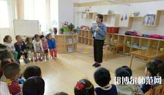 白銀女生學(xué)幼師學(xué)校