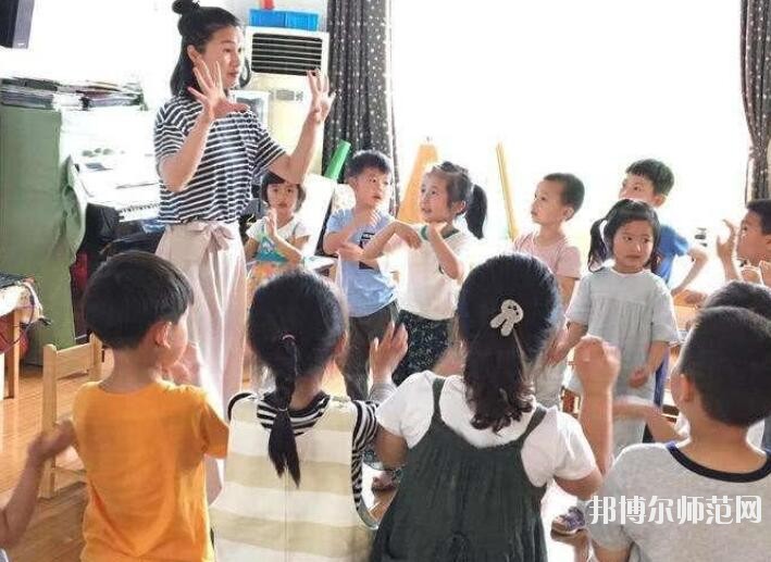 重慶2021年女生適合幼師學校嗎